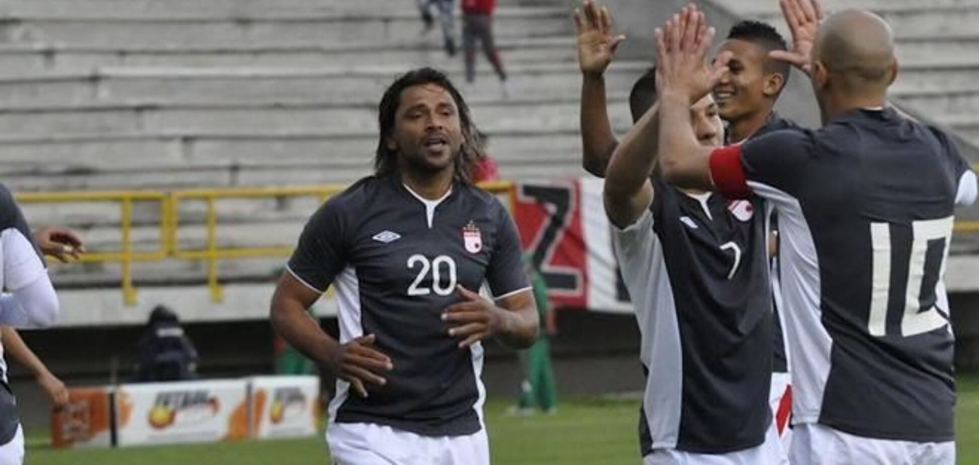 В Колумбии футбольная команда сыграла матч в поддельной форме