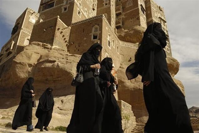 В Йемене отец сжег дочь за общение с женихом до свадьбы