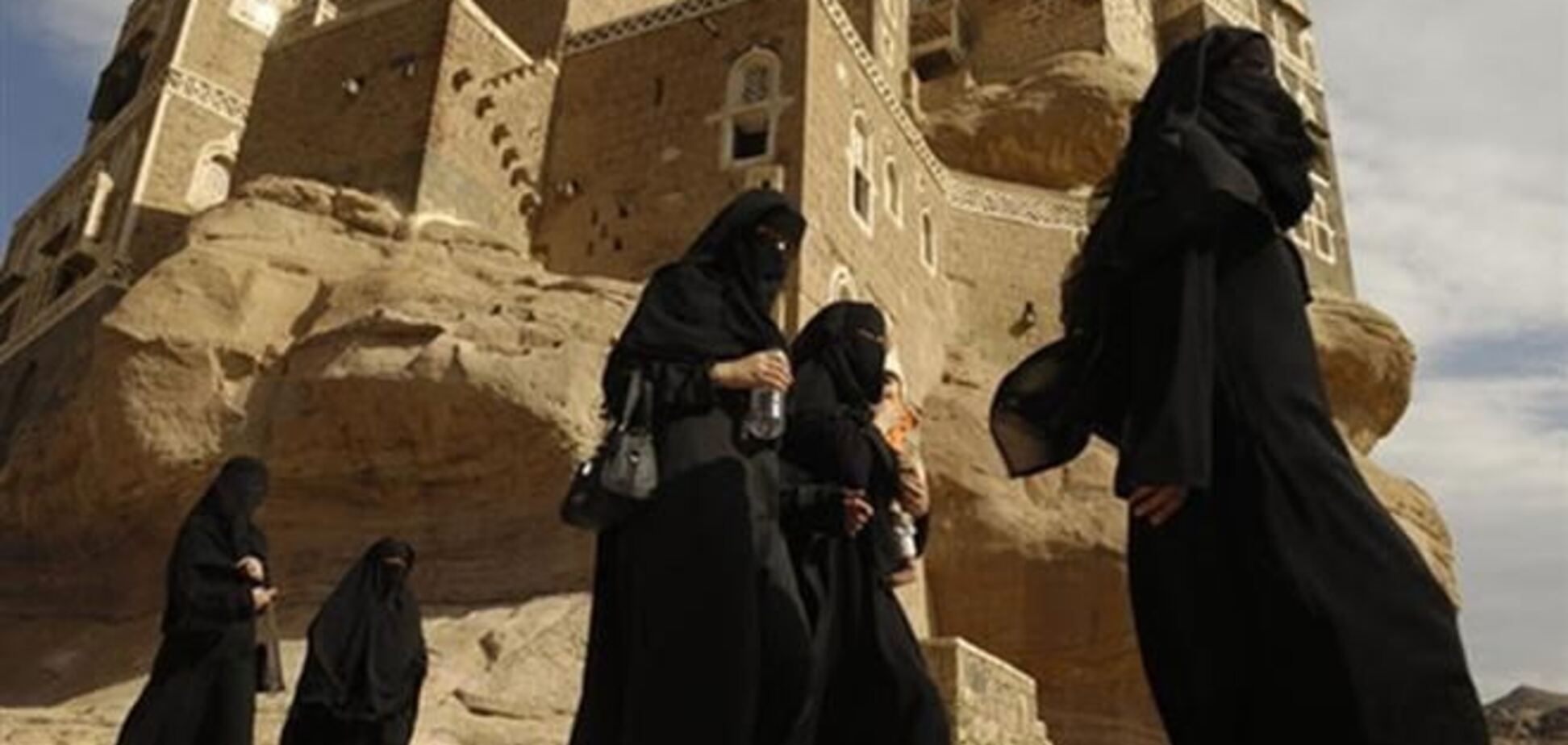 В Йемене отец сжег дочь за общение с женихом до свадьбы