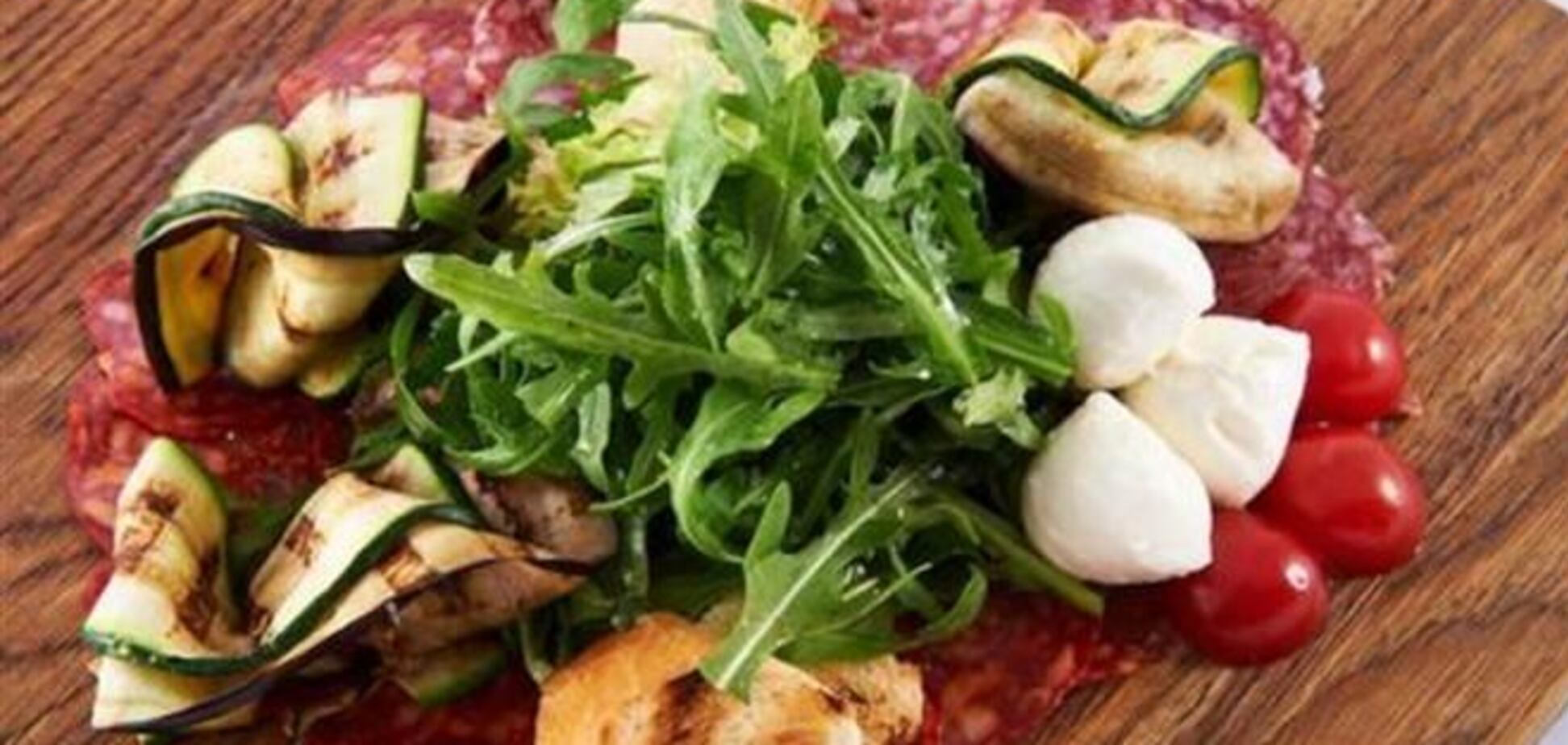 Итальянский салат с моцареллой и салями