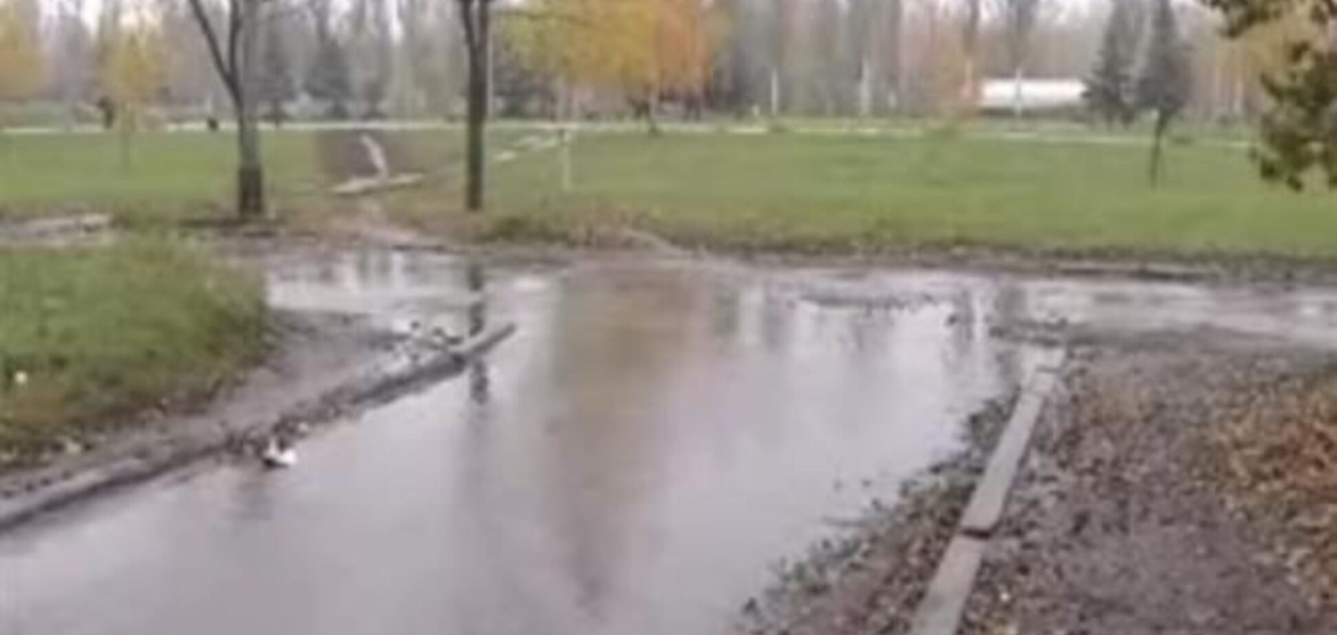 Лопнула труба затопила вулиці донбаського міста