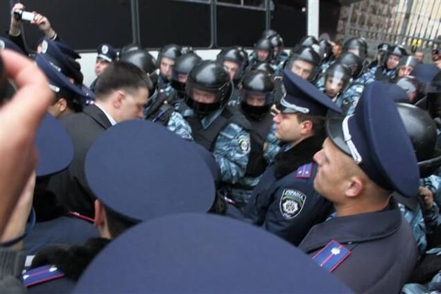 Под Киевсоветом выстроились 17 автобусов с 'Беркутом' и милицией