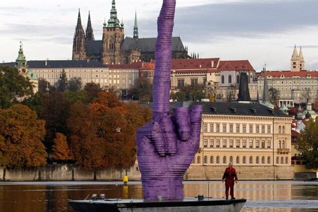 Президенту Чехії показали величезний середній палець