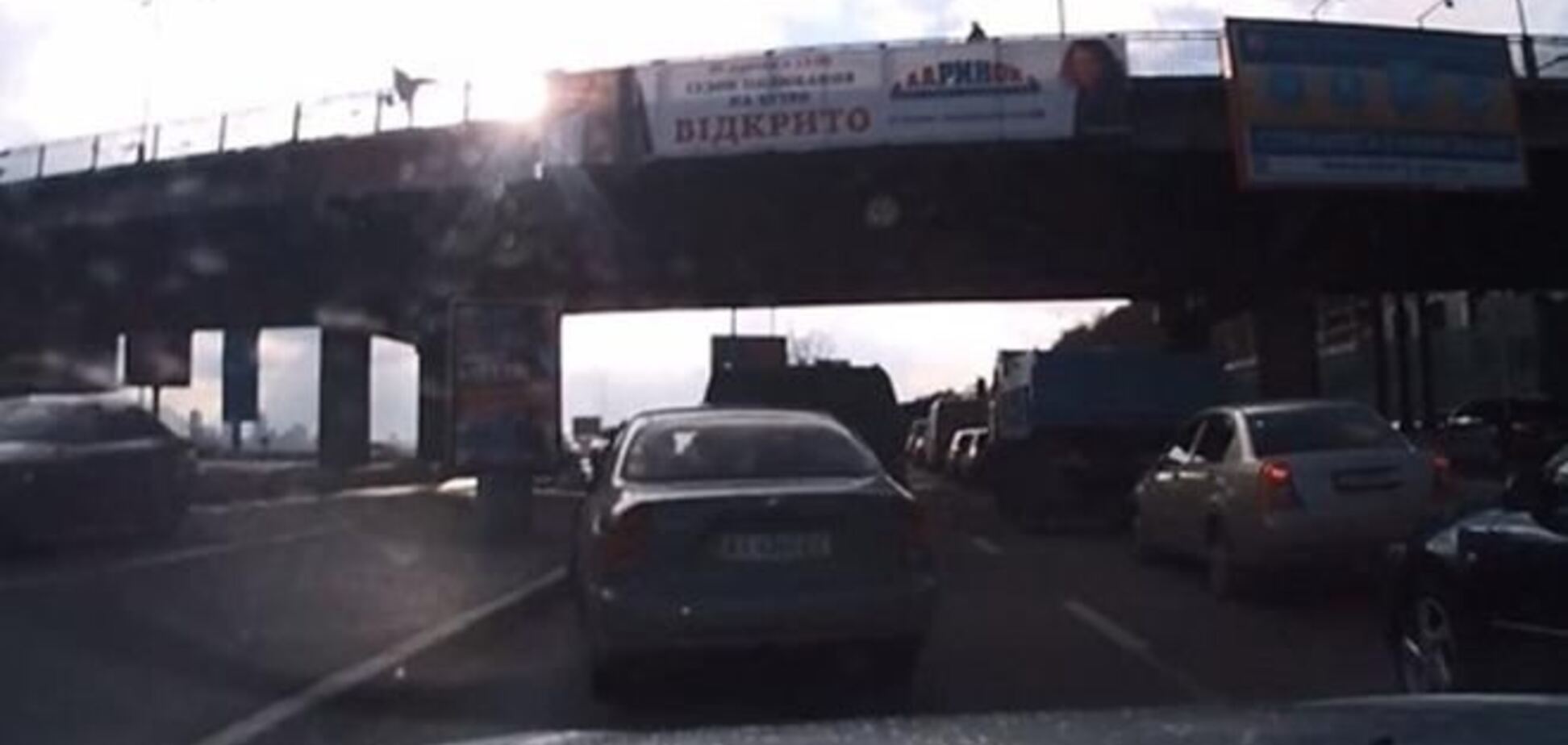 В Киеве женщина прыгнула с моста Метро