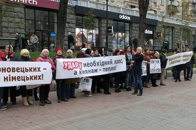 Возле КГГА собралось около 100 пожилых женщин