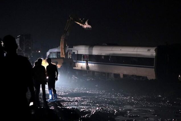 У Китаї зіткнулися два потяги: 50 постраждалих