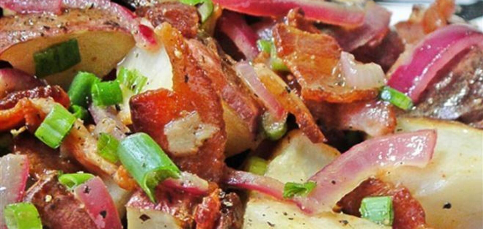 Теплый картофельный салат с беконом