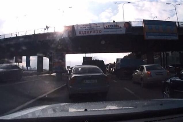 Попытка суицида на мосту Метро: прыгнула психически больная киевлянка