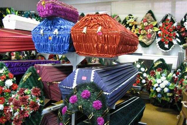 У Польщі затримали українців, нелегально робили похоронні вінки