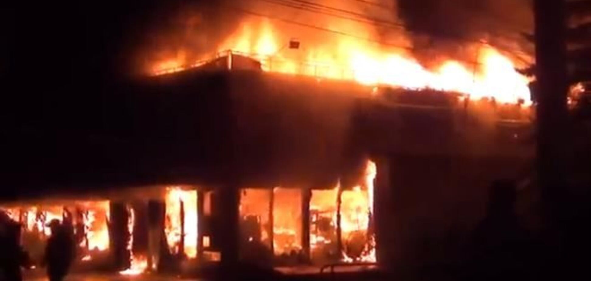 В Симферополе сгорел торговый центр