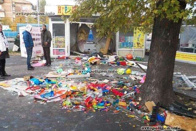 В Киеве автомобиль разнес киоск с игрушками