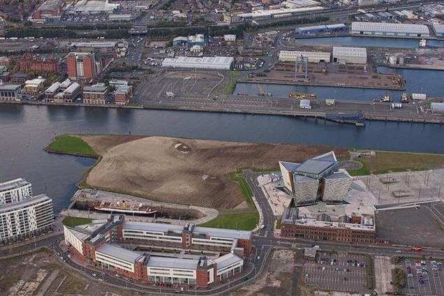 В Белфасте из камней и земли создали гигантский детский портрет