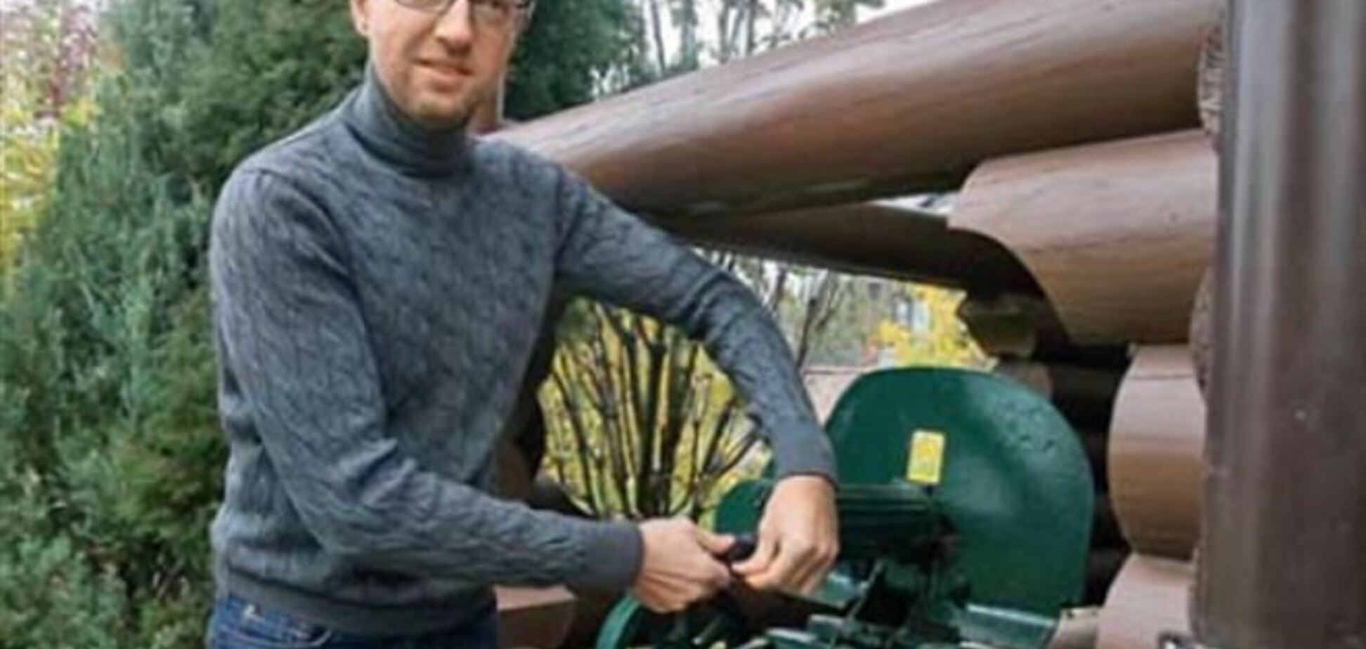 Яценюк показал свой двухэтажный особняк и пулемет