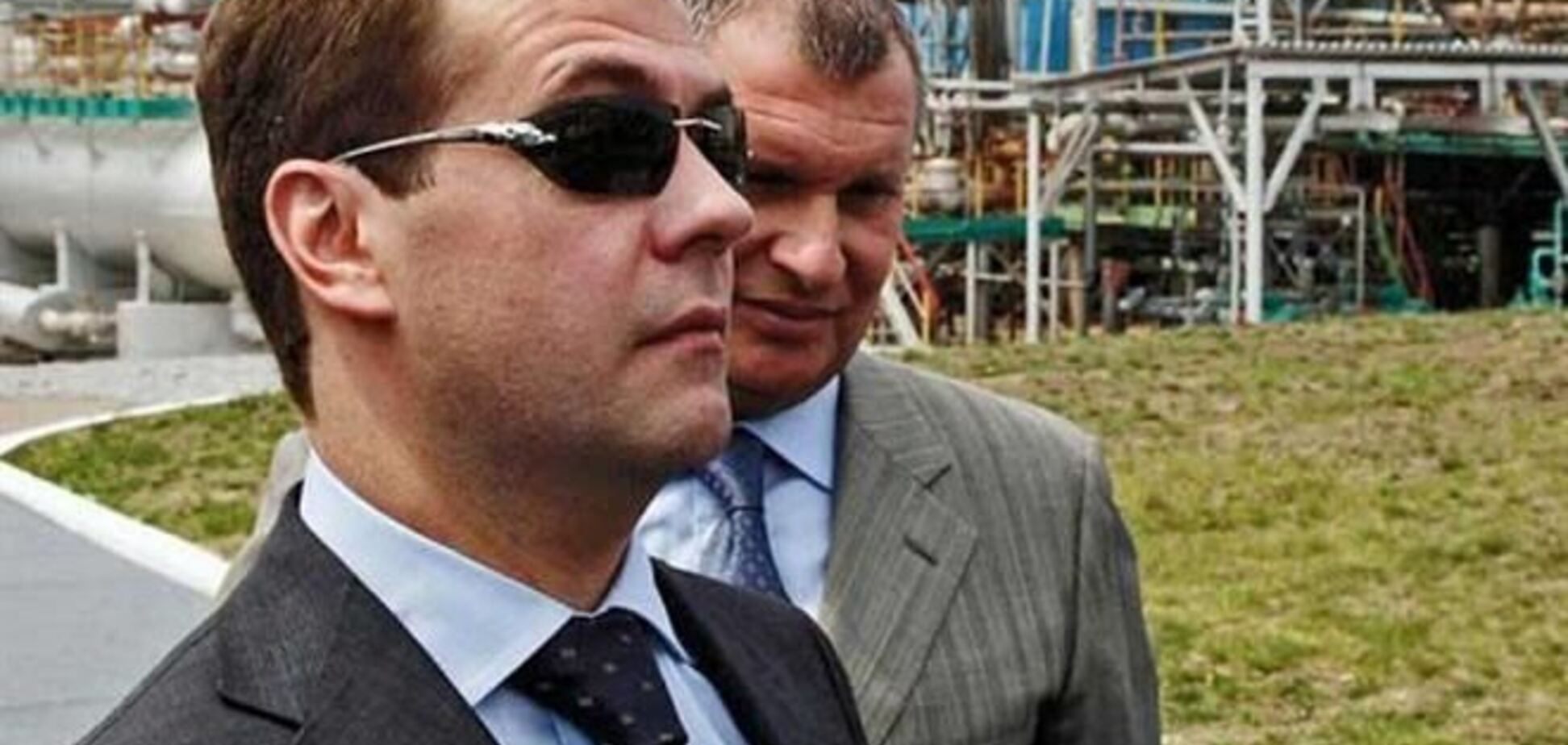 Медведев в женских очках рассмешил блогеров