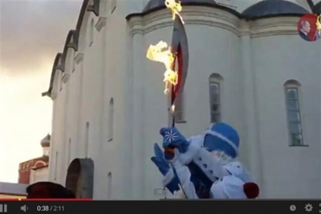 Олимпийский факел 'согрел' Деда Мороза