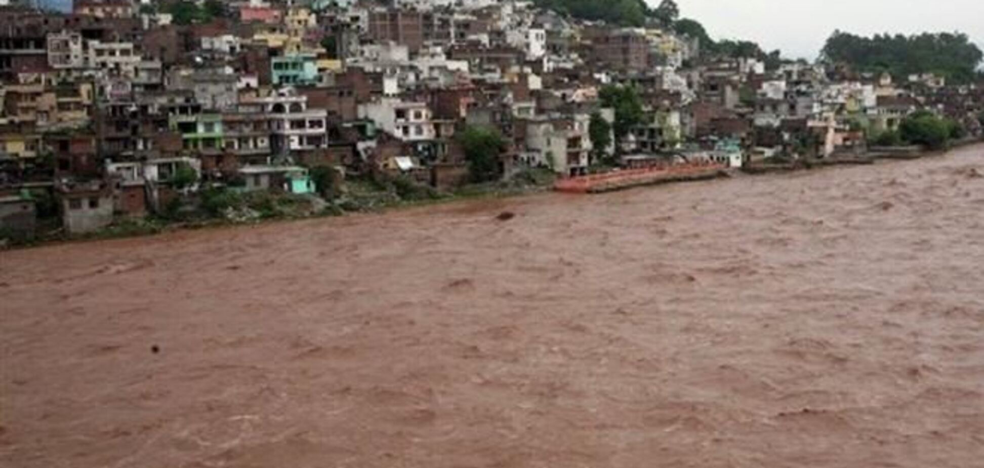 Число жертв наводнения в Индии превысило 60 человек