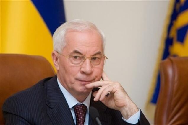 Азаров вместо визита в Раду возлагал цветы в Севастополе