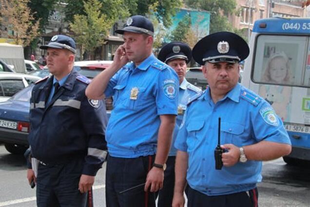 Під Житомиром на авто з міліціонерами впав 5-кілограмовий камінь