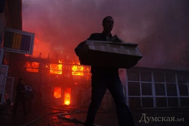 Велика пожежа на ринку в Одесі: дим було видно за кілометри