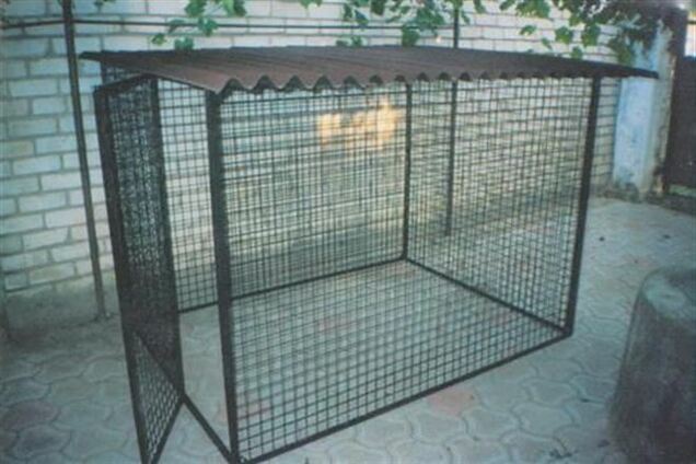 На Рівненщині міліціонери закрили чоловіка в собачому вольєрі