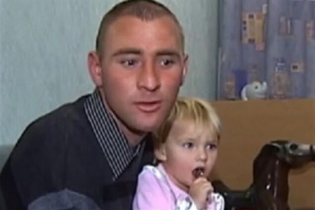 Брошенную под Киевом двухлетнюю девочку отдали отцу