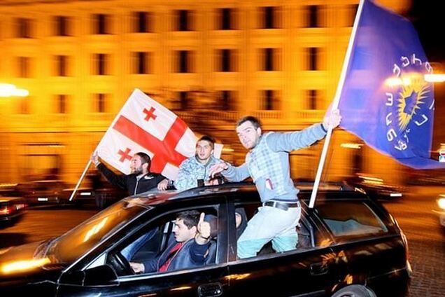 Сторонники Маргвелашвили вышли на улицы Тбилиси праздновать его победу на выборах