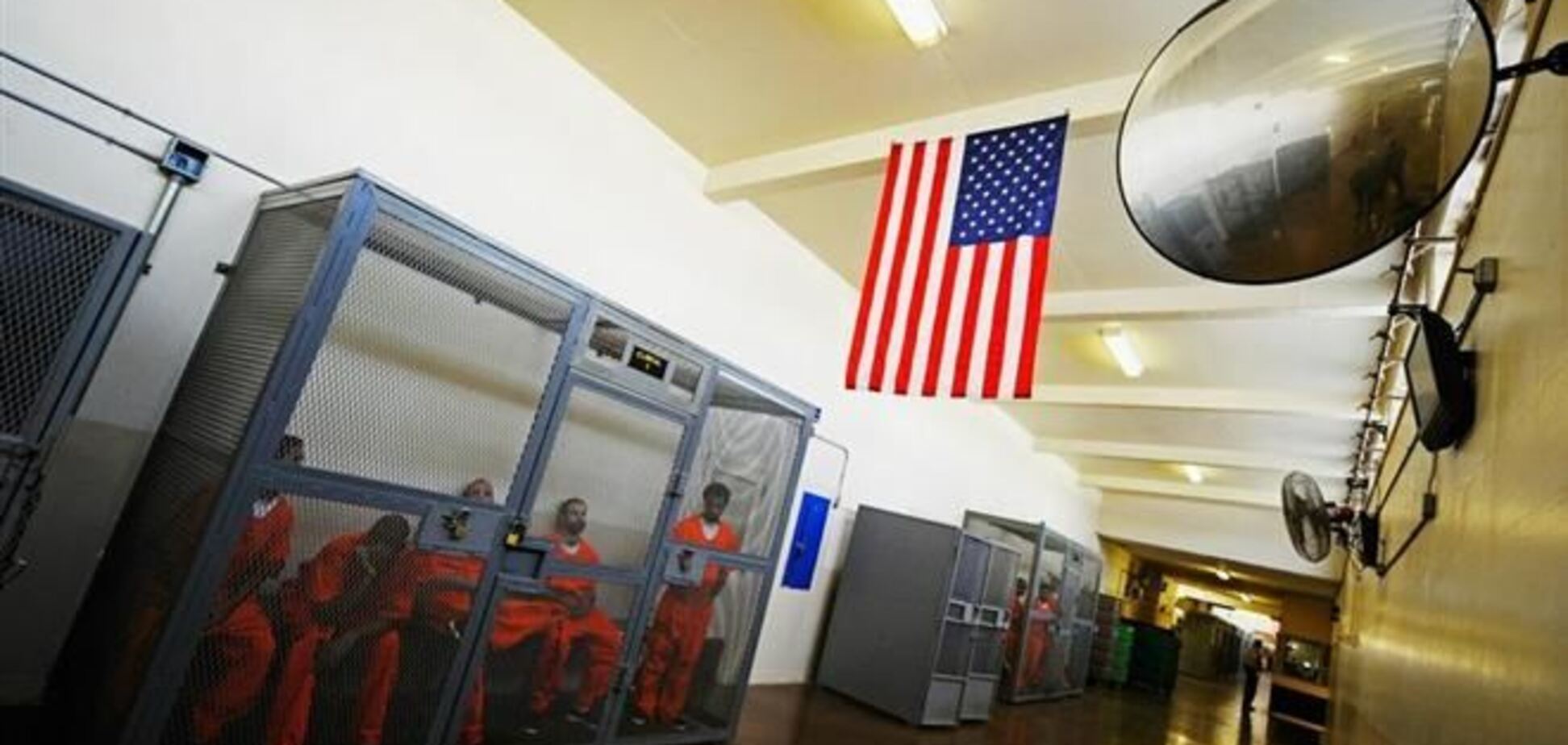 В США заключенные сбежали через люк в душевой