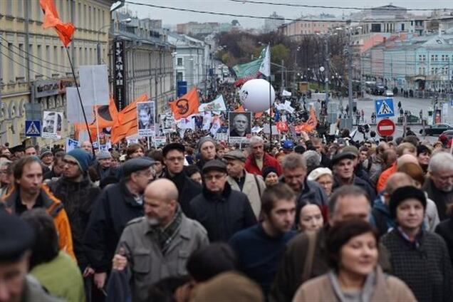 Тысячи людей собрались в центре Москвы на шествие оппозиции