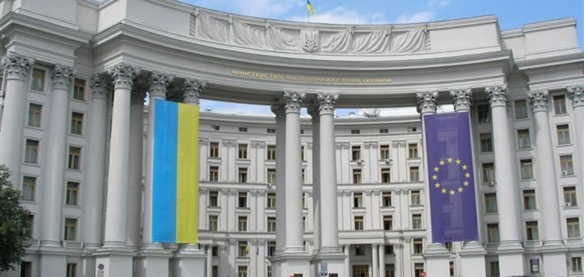 МИД Украины попросил у Кремля время для перехода на режим загранпаспортов