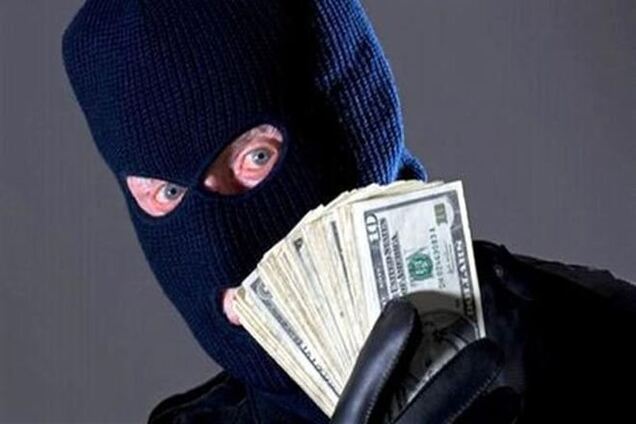 На Закарпатті невідомий з пістолетом пограбував банк