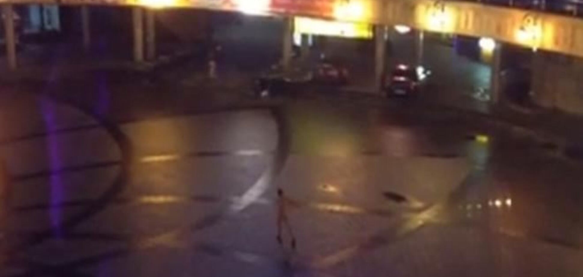 В центре Киева возле развлекательного комплекса бегал голый 