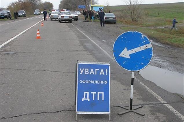 На Луганщине авто влетело в остановку: среди жертв – ребенок