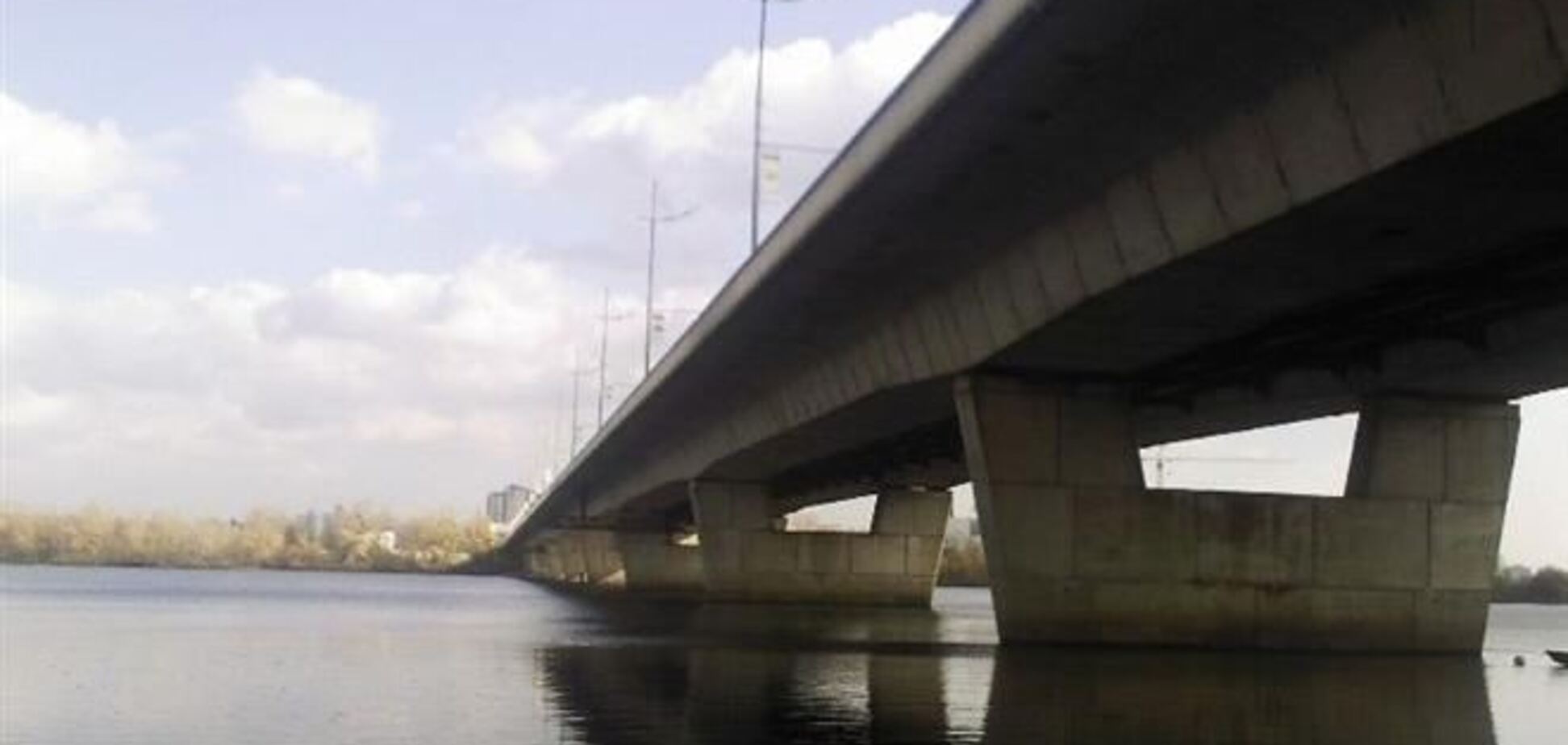 ЧП на мосту в Киеве: в реку бросился пьяный