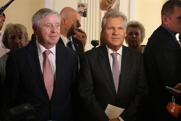 Азаров обсудил с Коксом и Квасьневским выполнение Украиной условий ЕС