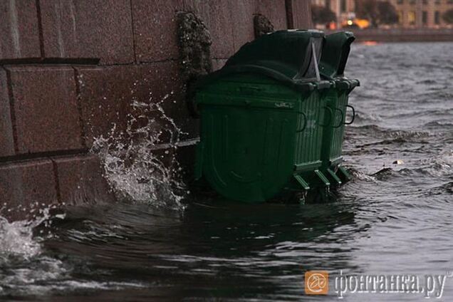 Вода в Неве поднялась уже почти на метр