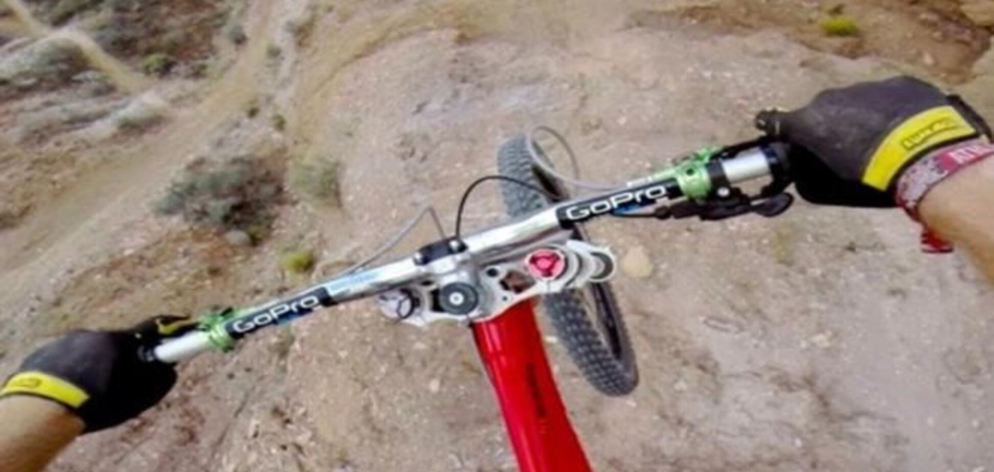 Видео с сальто велосипедиста над пропастью стало хитом Интернета