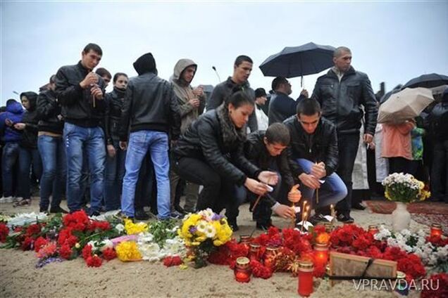 На місці теракту в Волгограді встановили поклонний хрест з іменами жертв