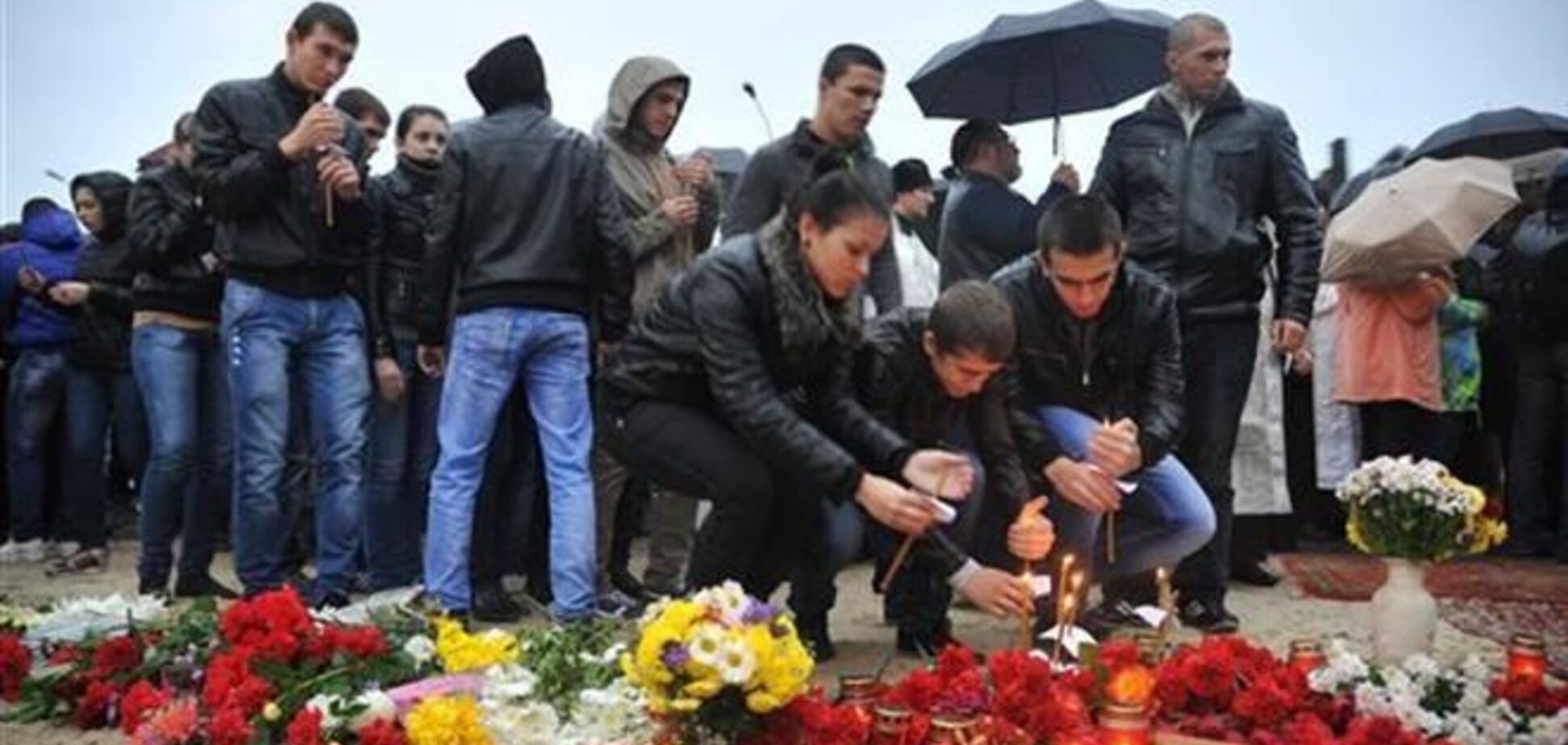 На месте теракта в Волгограде установили поклонный крест с именами жертв