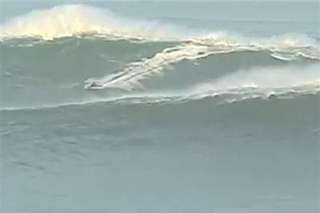 В Португалии серфингист оседлал гигантскую волну высотой более 30 метров