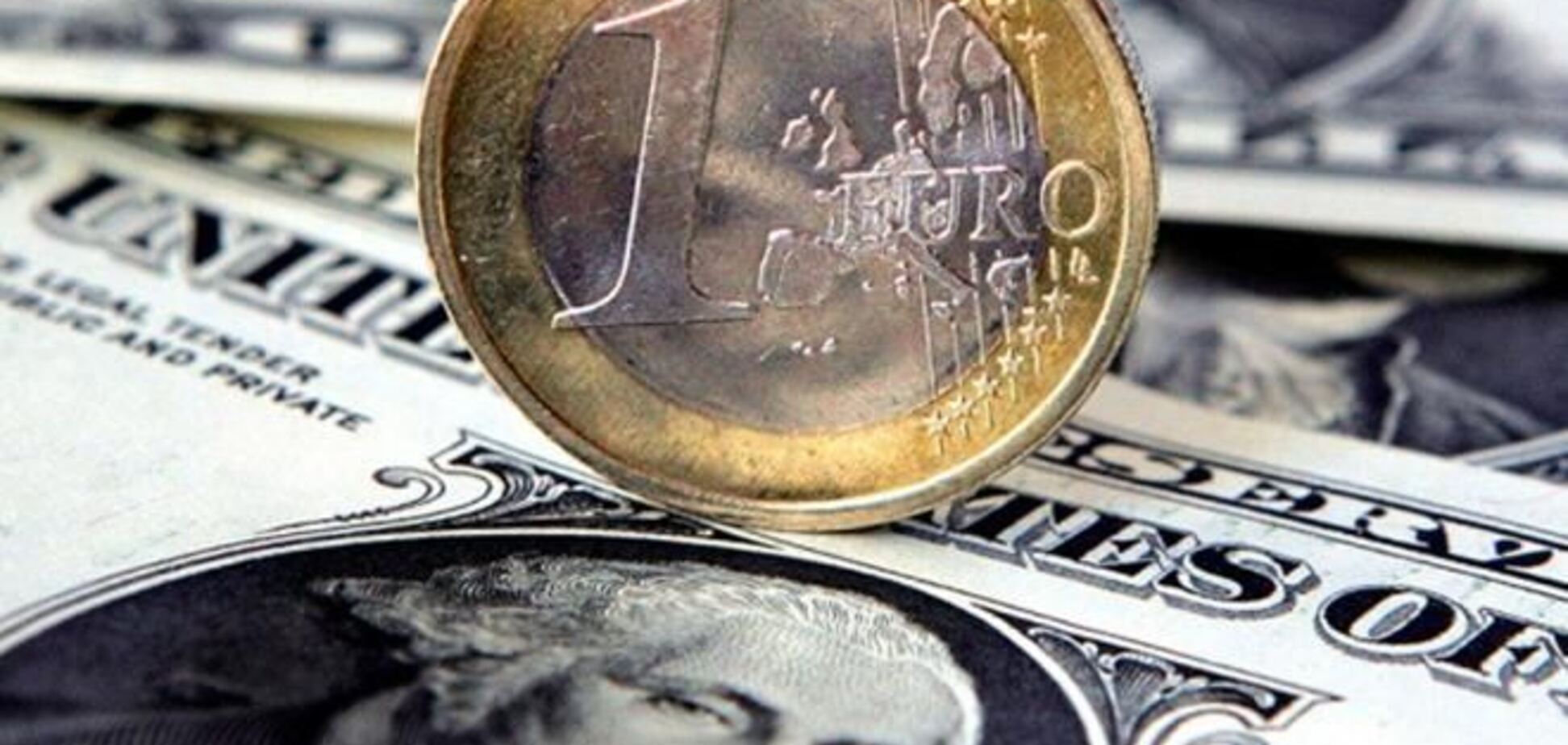 Доллар стабилен в паре с евро