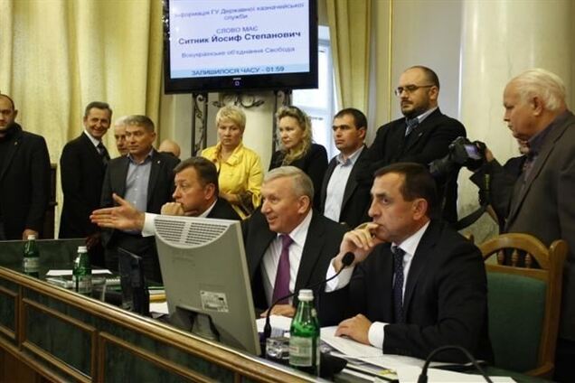 'Свобода' заблокировала Львовский облсовет из-за Chevron