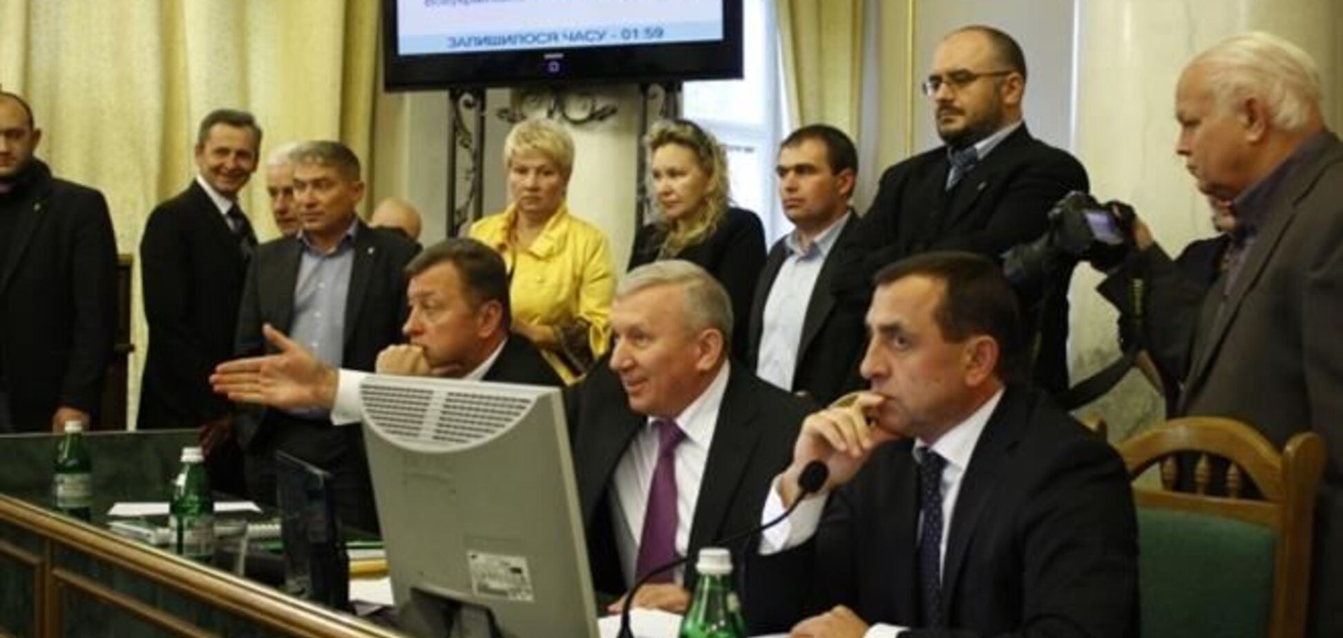 'Свобода' заблокировала Львовский облсовет из-за Chevron