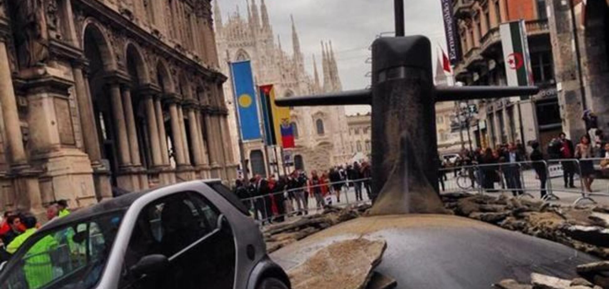 В центре Милана 'всплыла' подводная лодка