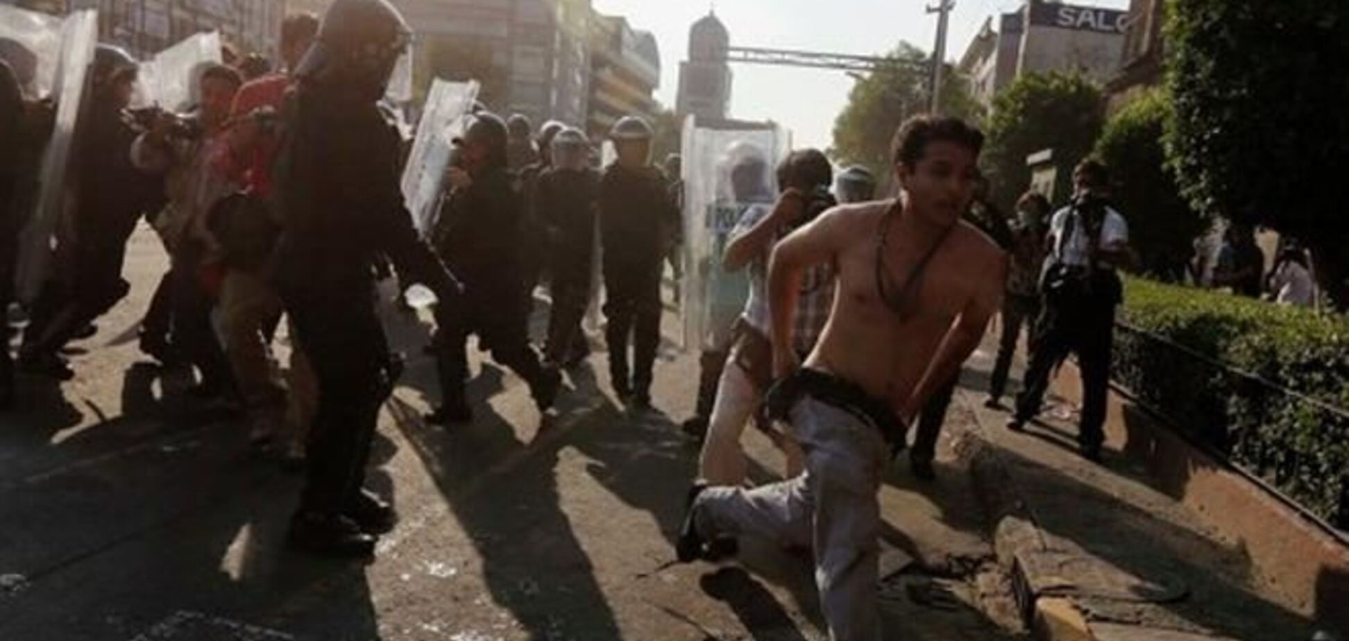 Массовые беспорядки в Мехико: 20 полицейских получили ранения
