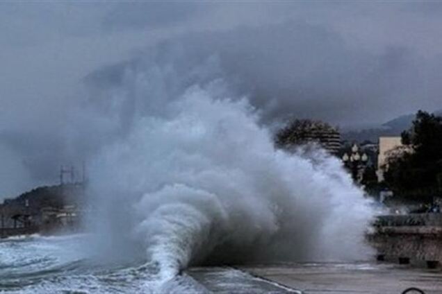 Шторм в Одессе повалил деревья и разрушил набережную