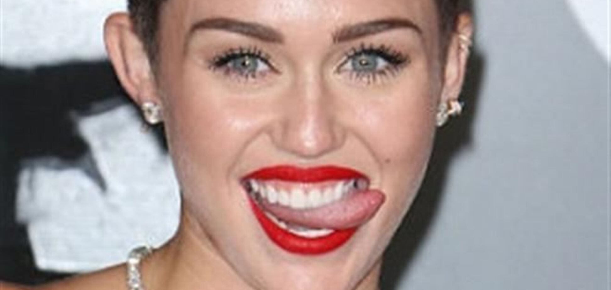 Майли Сайрус высовывает язык, чтобы изучать окружающий мир