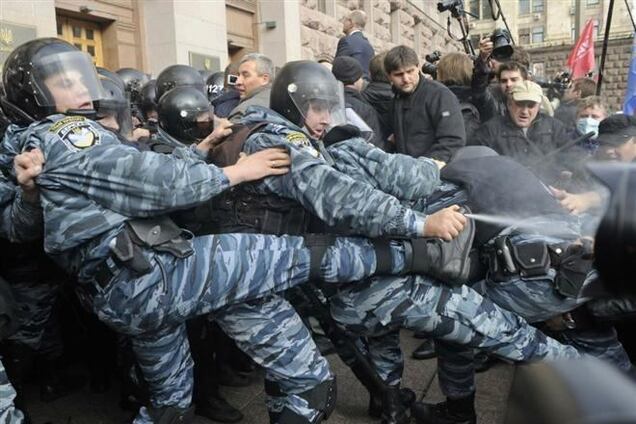 МВД проведет проверку по факту применения 'Беркутом' слезоточивого газа