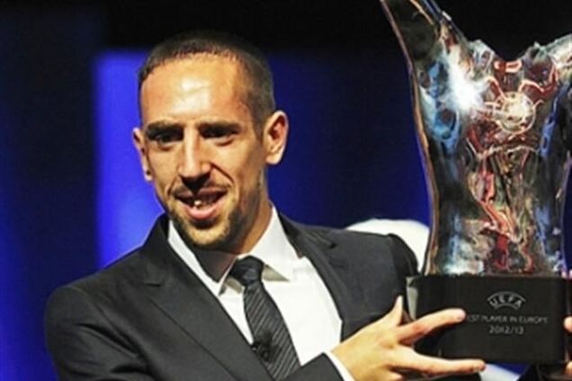 Главными претендентами на 'Золотой мяч' букмекеры считают Месси, Рибери и Роналду