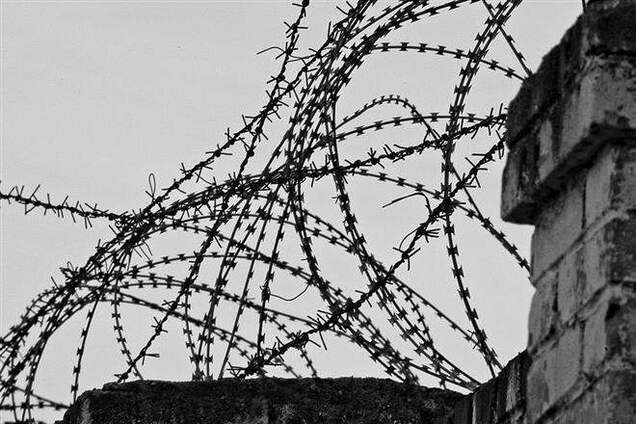 Співробітник черкаської колонії, довший втекти укладеним, узятий під домашній арешт