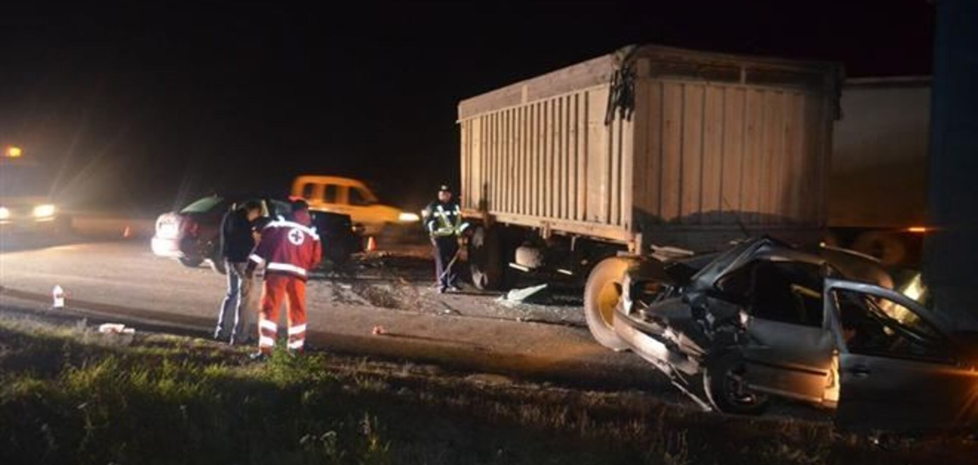 На Харьковщине КамАЗ смял две легковушки: есть пострадавшие